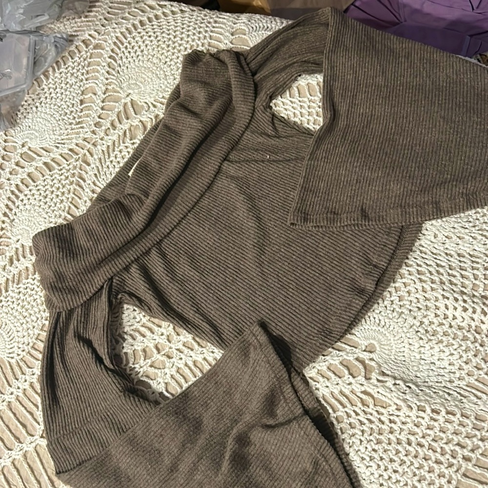 Off the shoulder ribbed shirt. Size small